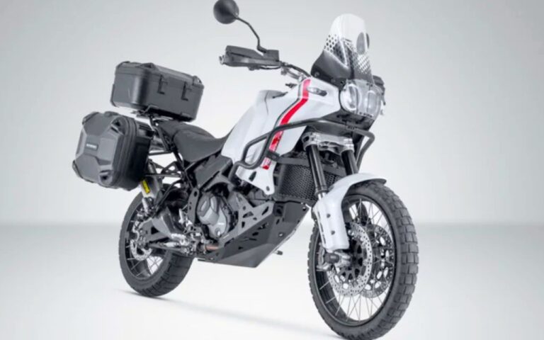 La DesertX réclamait des valises rigides depuis son lancement, SW-Motech livre enfin la réponse avec le set DUSC sur mesure et ses 115 litres de capacité