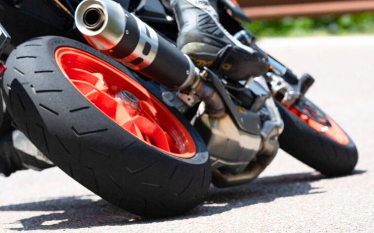Les meilleurs pilotes gèrent un “budget secret” que la plupart des motards ignorent totalement