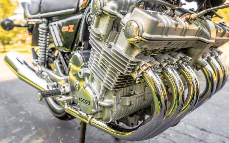 Les six-cylindres Honda CBX 1000 transforment leur échec commercial initial en statut de légende absolue chez les motards puristes