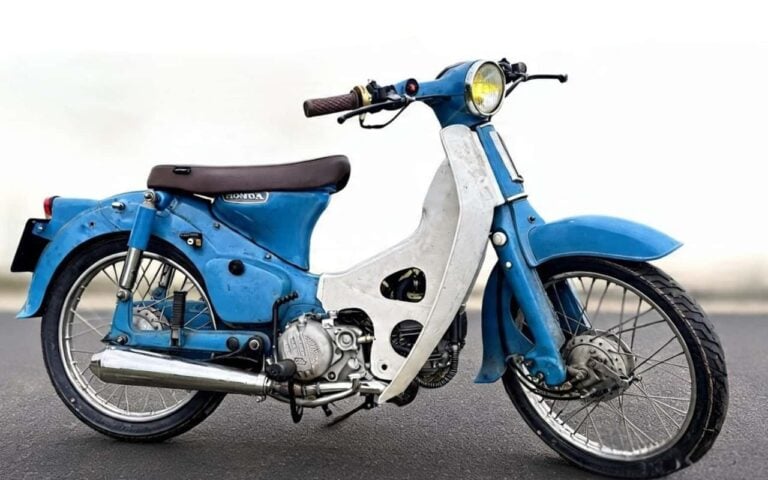 Personne ne miserait sur ce vieux Honda Cub patiné pourtant, cette préparation discrète pourrait ridiculiser bien des motos modernes