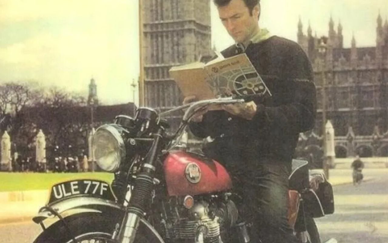 Tout le monde pense que Clint Eastwood roulait en Harley, mais sa moto préférée était en réalité une légende britannique