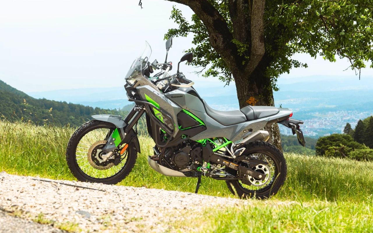 Trail mid-size en A2, les motards attendaient ça depuis longtemps, la Kawasaki KLE 500 met enfin les grandes références du segment sous pression