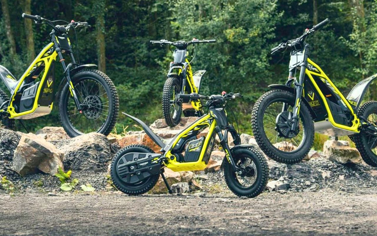 Triumph TXP, le mini trail électrique façon OSET qui accepte jusqu'à 90 kg et grimpe à 38 km/h, change ce qu'on attend d'un engin pour débutants