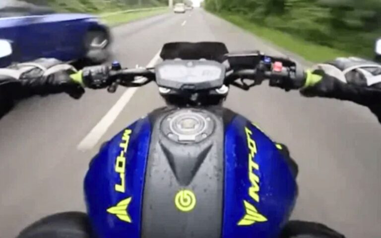 Un motard flashé à 259 km/h sur route ouverte en Grande-Bretagne pulvérise le record absolu de West Mercia Police sur cinq ans d'infractions