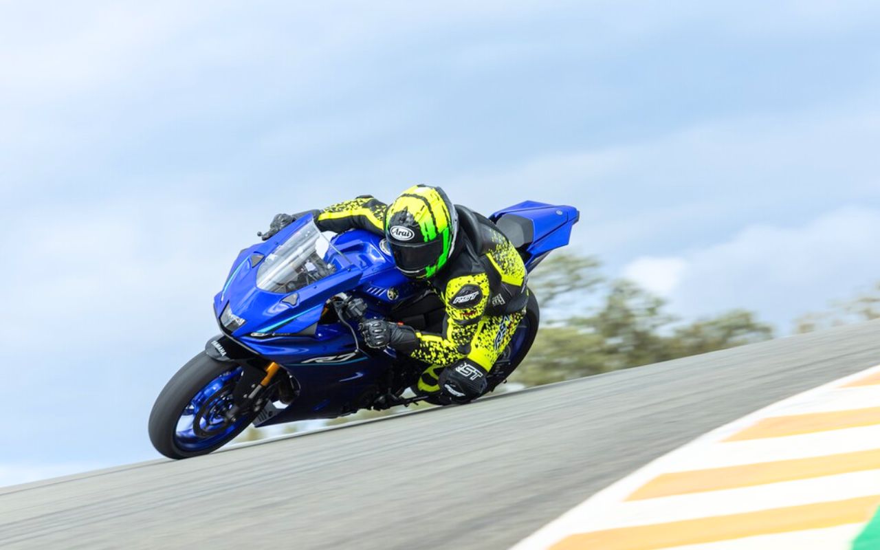 Yamaha assume un pari à contre-courant avec la R7 2026 : une sportive plus accessible qui veut faire oublier la course aux chevaux