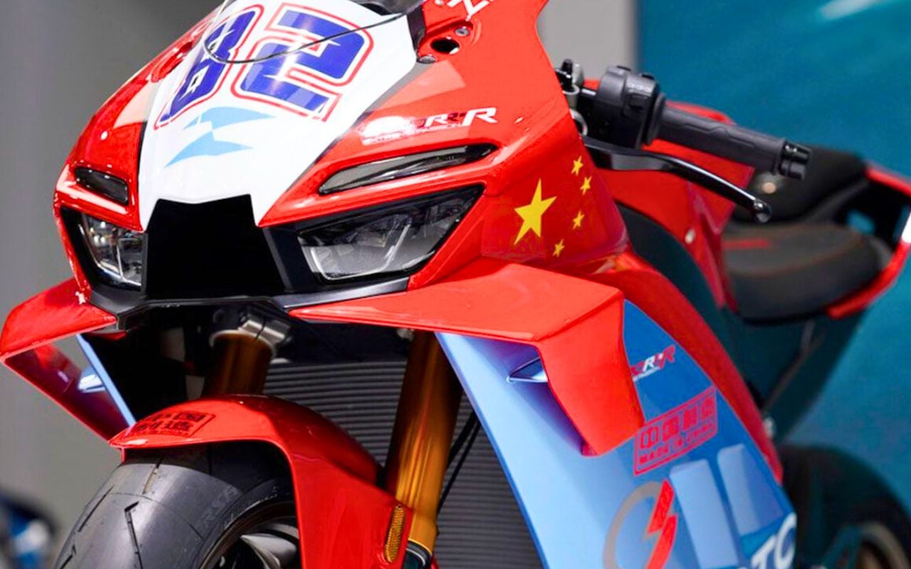 145 ch, 185 kg, 7.980 euros, la ZXMoto 820RR-R est la sportive tricylindre qui bouscule les références et ne pardonne rien aux débutants