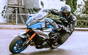 150 ch, 106 Nm, 232 kg et suspension semi-active : la Suzuki GSX-S1000GX met la Yamaha Tracer 9 sous pression