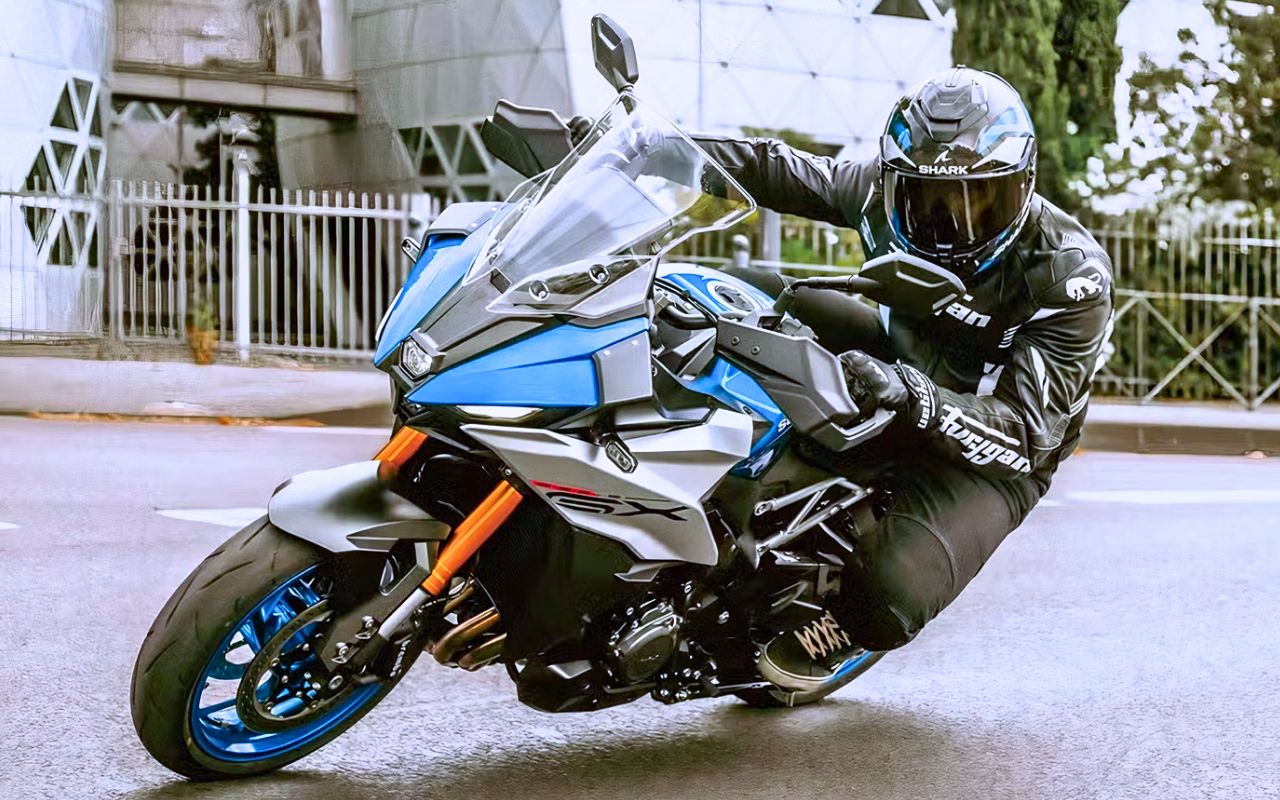 150 ch, 106 Nm, 232 kg et suspension semi-active : la Suzuki GSX-S1000GX met la Yamaha Tracer 9 sous pression