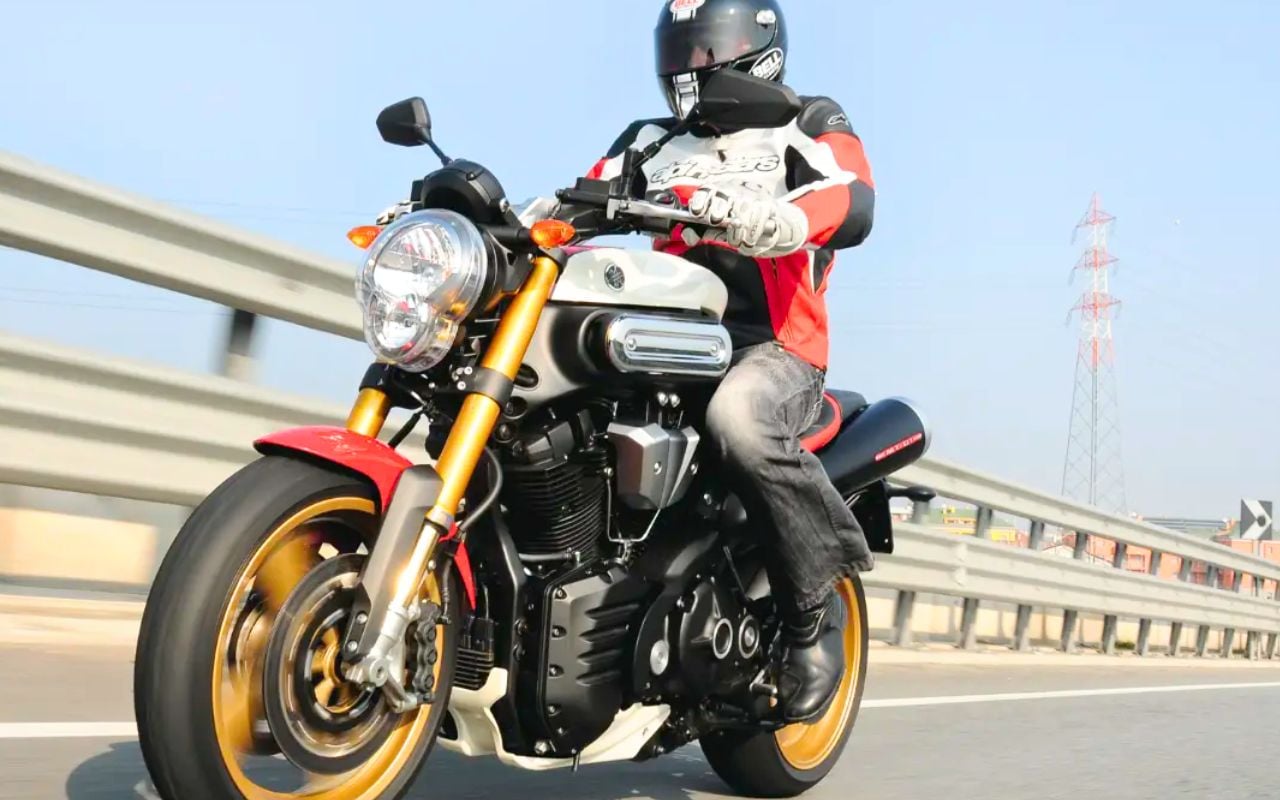 20 ans après sa sortie, la MT-01 de Yamaha fascine encore les passionnés, ce roadster de 1 670 cm3 et 150 Nm n'a jamais trouvé son public malgré ses performances hors norme
