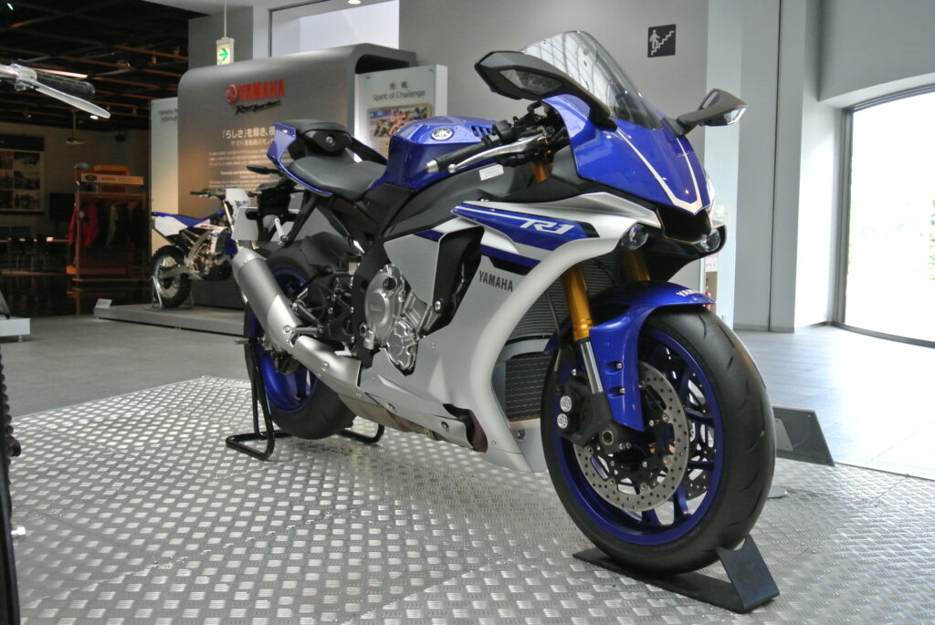 Yamaha YZF-R1, sportive a moteur CP4 crossplane