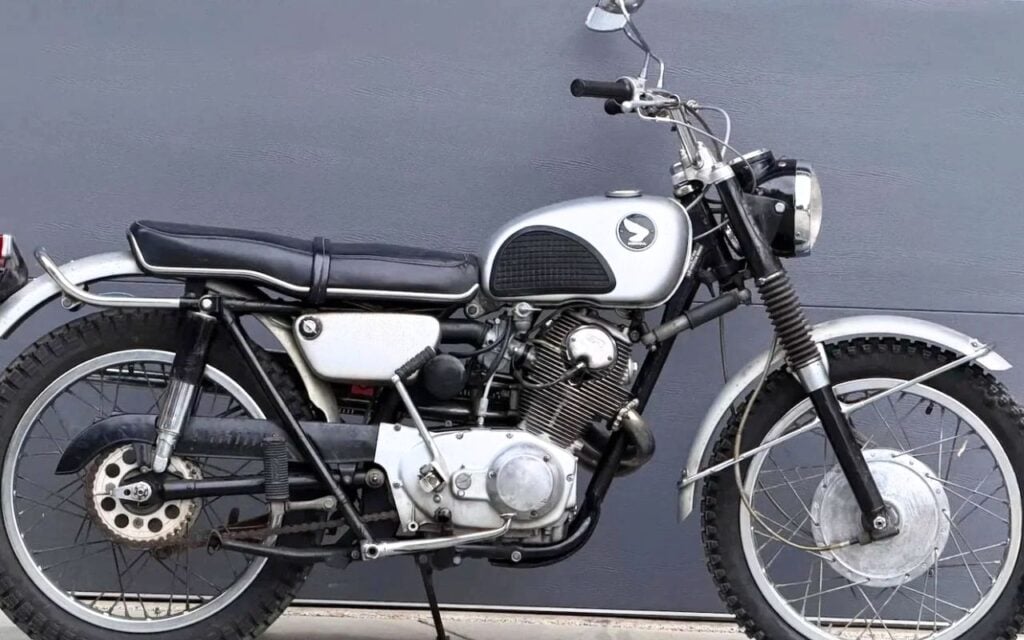 247 cm3, 24 ch et une provenance de star : la Honda CL72 Scrambler 1964 présentée comme l'ex-moto d'Elvis Presley part aux enchères sans réserve
