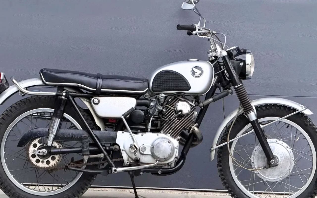 247 cm3, 24 ch et une provenance de star : la Honda CL72 Scrambler 1964 présentée comme l'ex-moto d'Elvis Presley part aux enchères sans réserve