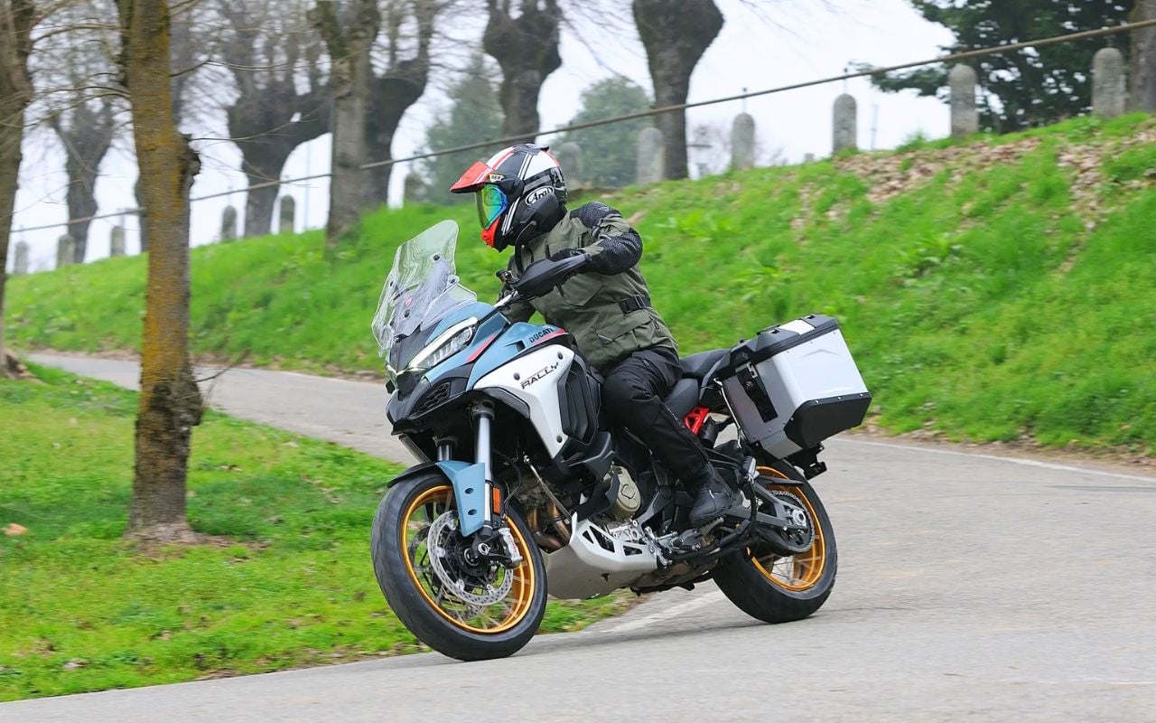 261 kg sur la balance, 154,2 ch sous le capot et 7,6 L/100 en route, la Ducati Multistrada V4 Rally face à la référence BMW R 1300 GS