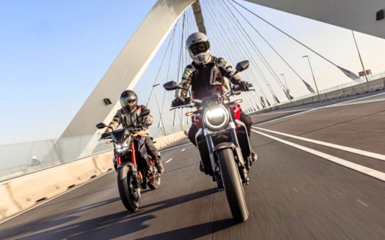 40 francs en Suisse, 5,10 € en Autriche, 7,50 € en Slovénie, rien en Allemagne, le vrai coût de la vignette moto en Europe dès l'été 2026