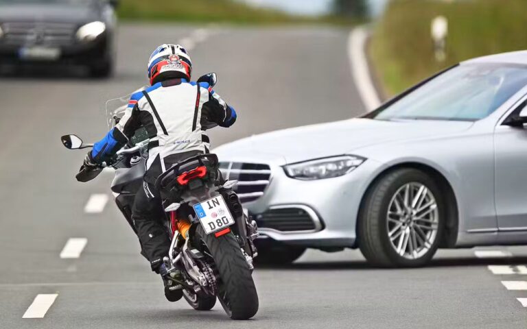 45% des motards ont frôlé l'accident sur route de campagne, et ce n'est pas la voiture qui représente le danger numéro 1, révèle DVR-Forsa