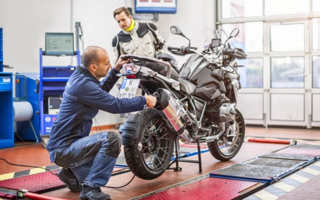 50 à 85 euros tous les 3 ans ou 135 euros d&rsquo;amende : le contrôle technique moto concerne une nouvelle vague de motards chaque année jusqu&rsquo;en 2027 et au-delà