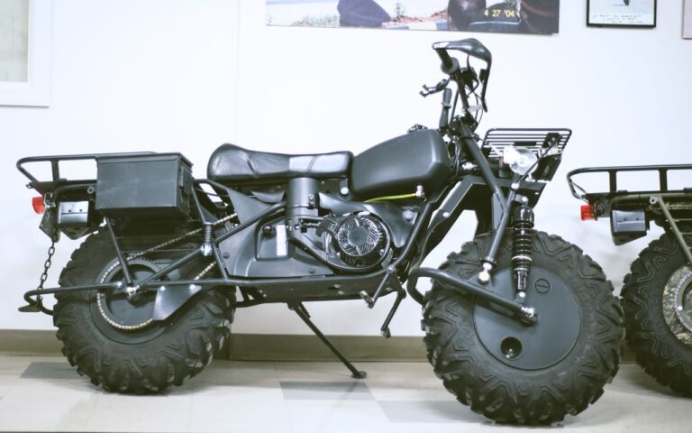 60 % de pente, 900 kg de remorquage et des roues qui flottent : le Rokon, la moto à deux roues motrices increvable fabriquée depuis 1958