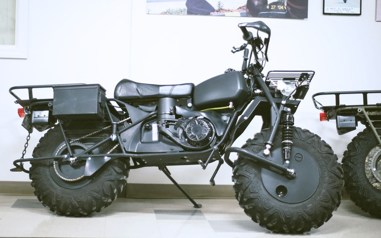 60 % de pente, 900 kg de remorquage et des roues qui flottent : le Rokon, la moto à deux roues motrices increvable fabriquée depuis 1958