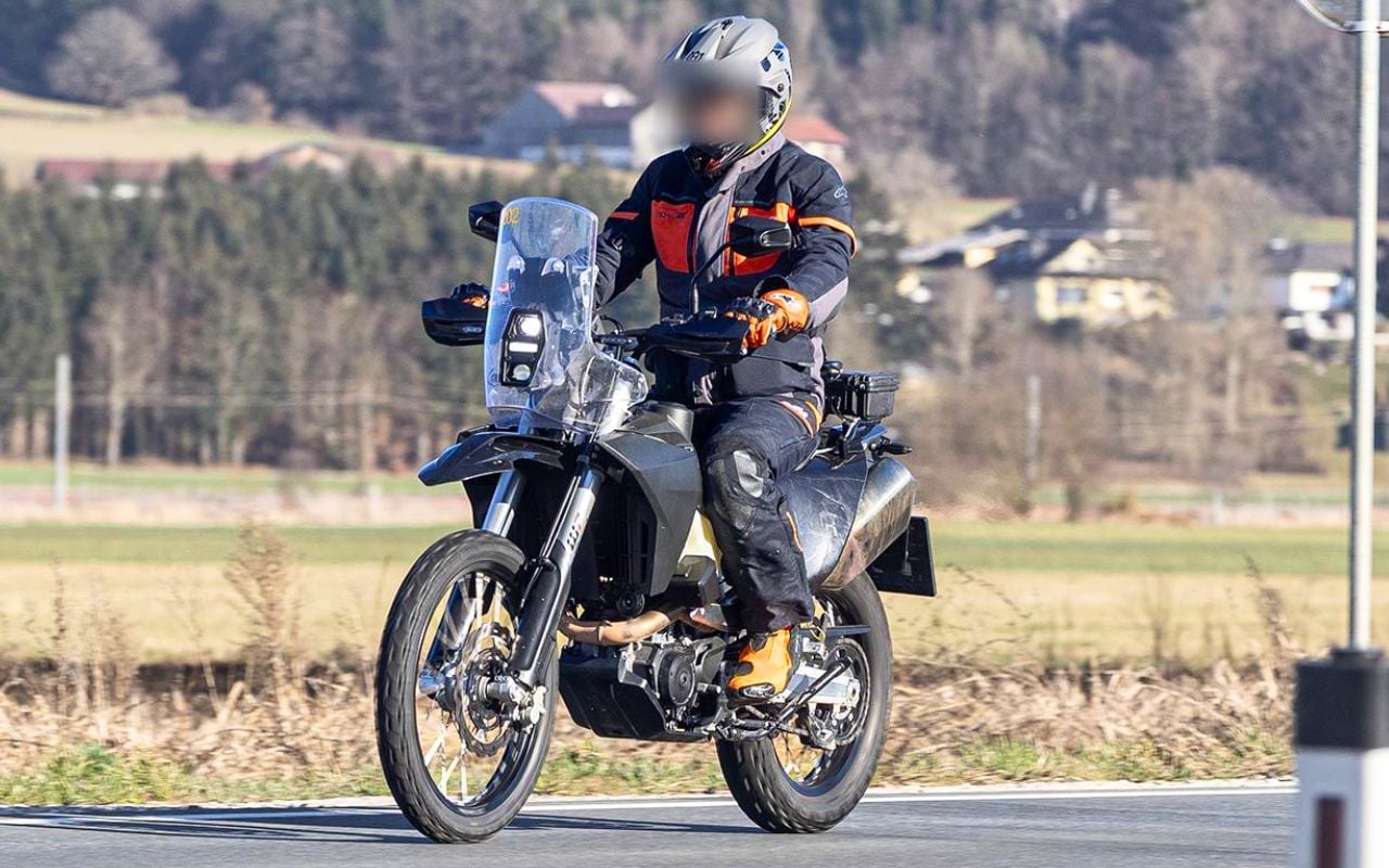 78 ch pour 162 kg la ktm 690 rally quasi définitive affiche un rapport poids puissance qui donne le cauchemar aux maxi trails