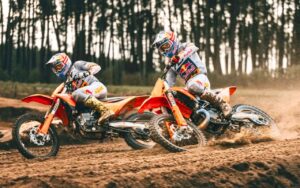 800 millions d’euros, 74,9% du capital et +125% de ventes : Bajaj a sauvé KTM du gouffre et basculé son centre de gravité vers l’Inde