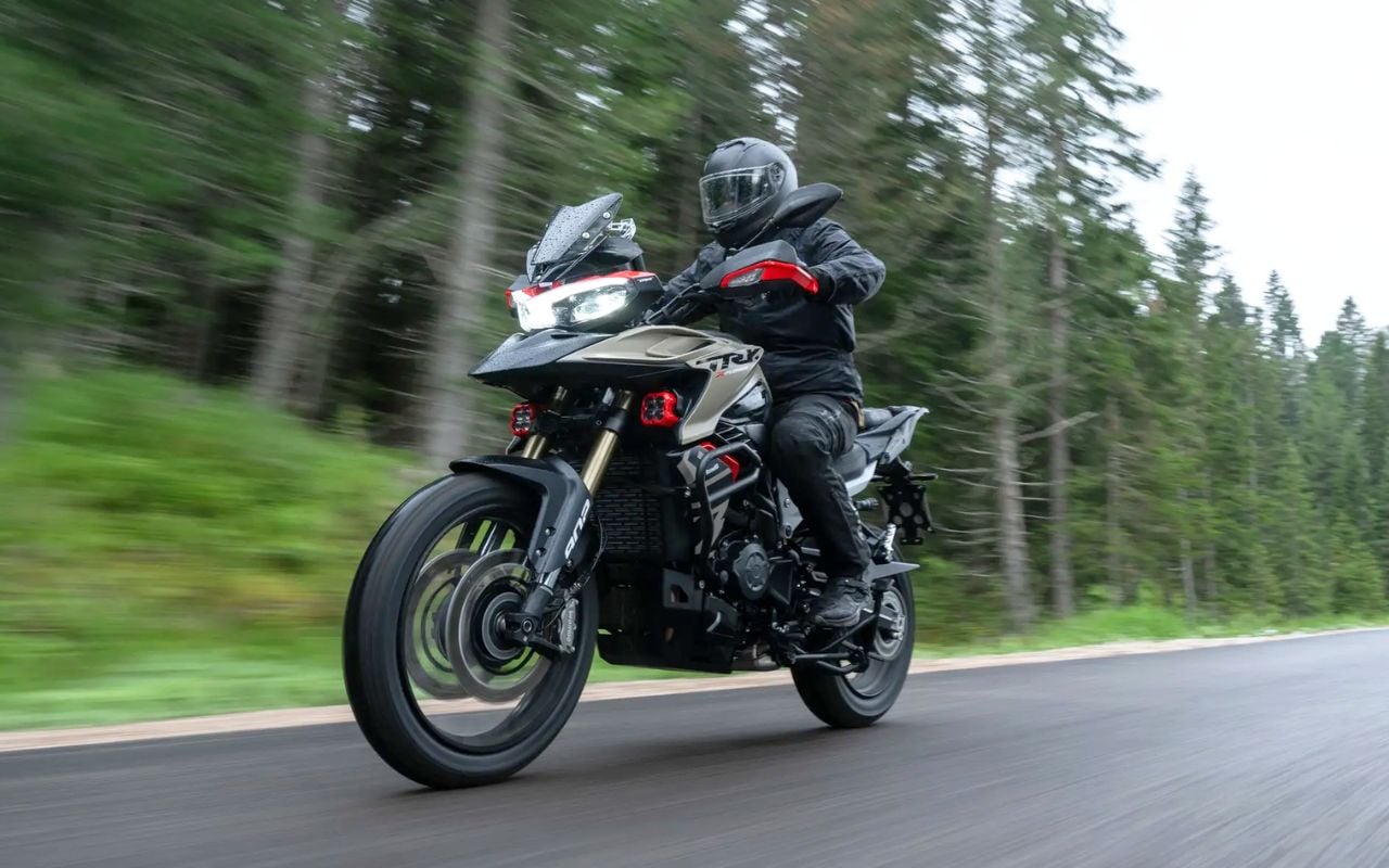 93 ch, 240 kg, radar et dashcam de série à 8 990 euros, la Benelli TRK 902 Xplorer ne laisse aucune chance aux références du segment