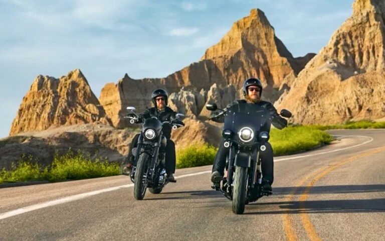 99 ch, 163 Nm, zéro fioriture : Harley-Davidson lance la Deadwood, un bobber Softail de 1 923 cm³ annoncé pour l'instant aux seuls États-Unis