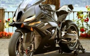 Avec 230 ch tirés du Superbike de Razgatlioglu, la BMW Concept RR vise la route quand la Kawasaki H2R garde ses 300 ch pour la piste