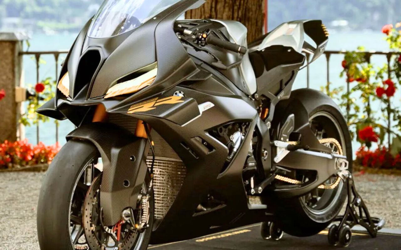 Avec 230 ch tirés du Superbike de Razgatlioglu, la BMW Concept RR vise la route quand la Kawasaki H2R garde ses 300 ch pour la piste