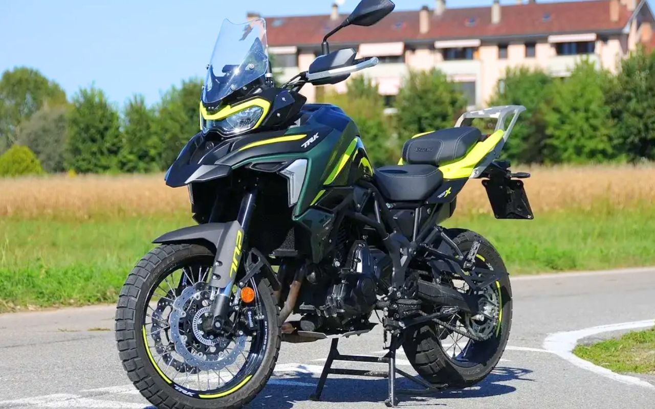 Benelli TRK 702 vs GS en 2024 : 58,94 ch et 224 kg à 7.490 euros, le match que les motards attendaient depuis que la GS a franchi les 15.000 euros