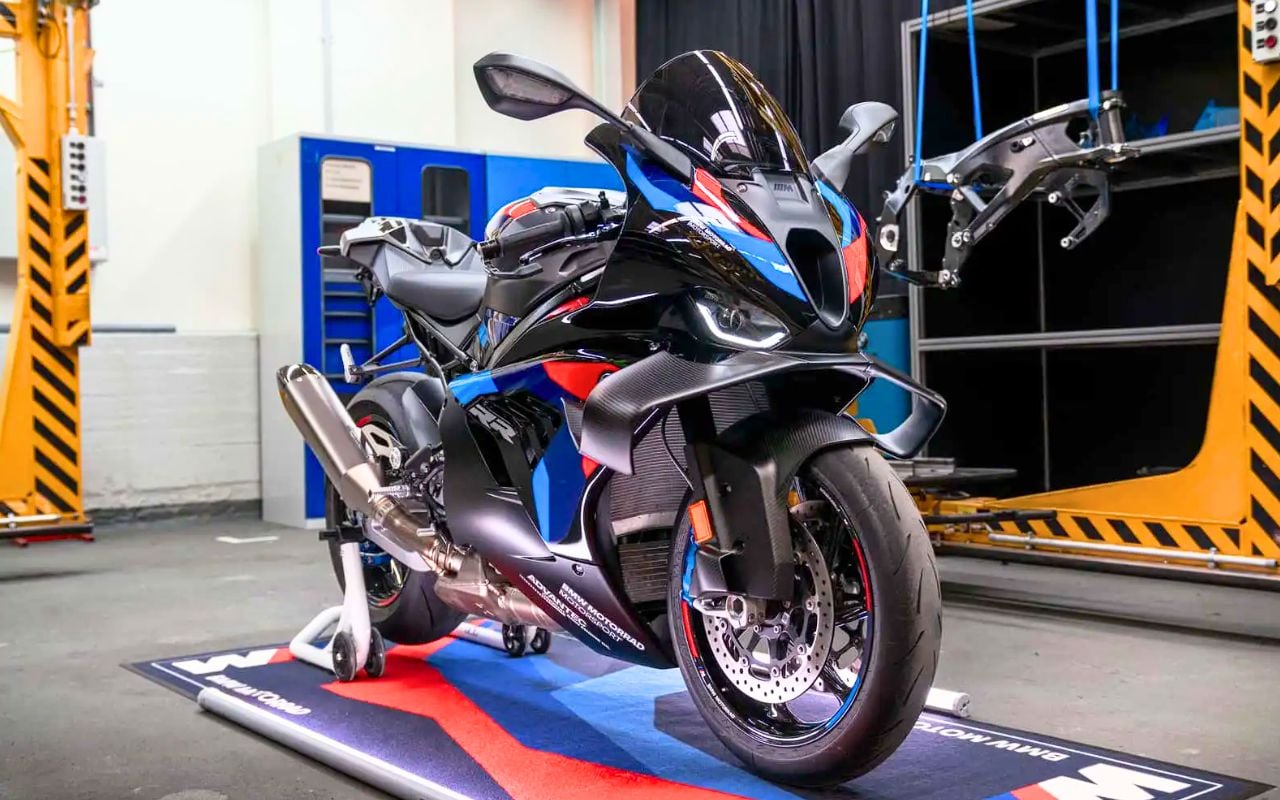 BMW ne change presque rien à ses motos en 2027, et c'est une bonne nouvelle pour qui veut une 2026 en occasion