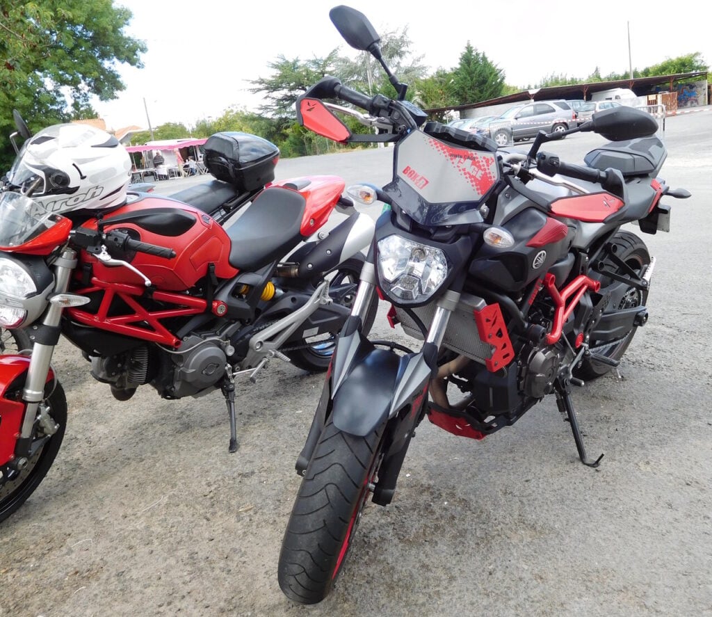La Yamaha MT-07, archétype du roadster de moyenne cylindrée accessible en version bridée A2. (Photo : Cjp24, CC BY-SA 4.0, via Wikimedia Commons)