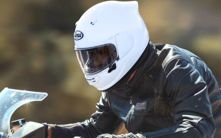 Casques moto en forme d'œuf contre profils très aérodynamiques : la silhouette ronde protège mieux la nuque et le dos, et voilà pourquoi