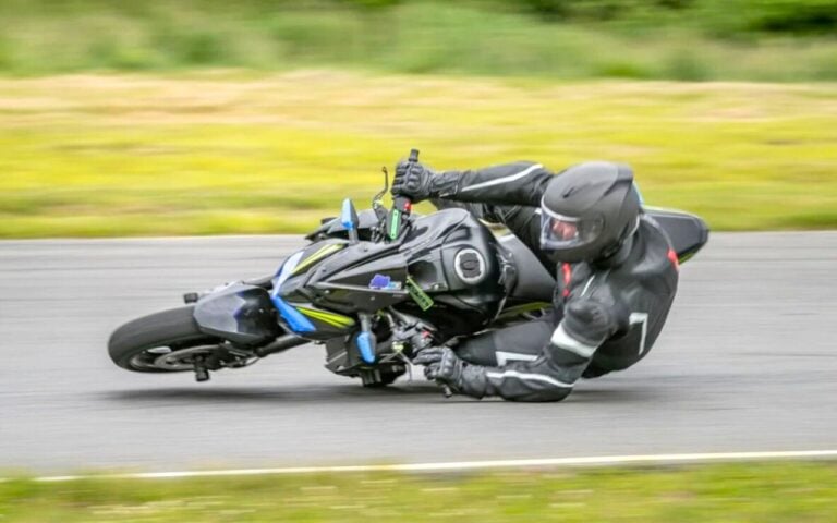 Ce réflexe que presque tous les motards ont dans un rond-point les piège bien plus sûrement que la vitesse, et voilà comment l'éviter
