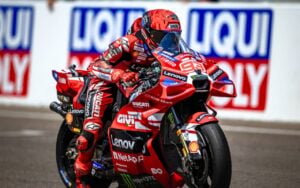 Clavicule cassée pour Bezzecchi, scénario catastrophe pour Aprilia, Márquez en patron absolu, le Sachsenring résumé en trois faits