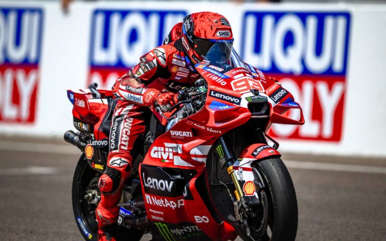 Clavicule cassée pour Bezzecchi, scénario catastrophe pour Aprilia, Márquez en patron absolu, le Sachsenring résumé en trois faits