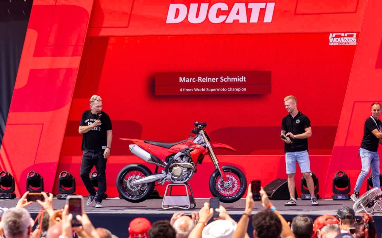 Ducati entre dans le monde du supermotard avec la Desmo450 SM, surprise à Misano, elle sera officiellement révélée en septembre 2026