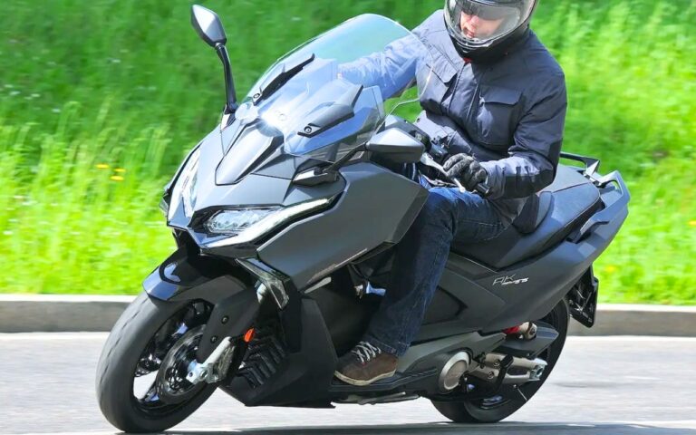 Face au TMAX, le Kymco AK 575 Premium joue la carte de la sobriété avec 3,8 L/100 km et 231 kg pour seulement 11.990 euros