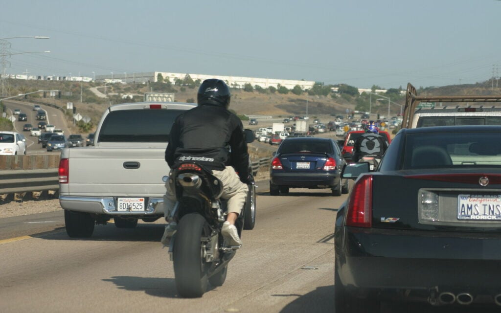 L&rsquo;inter-files est autorisé pour les motos mais trois règles peuvent coûter 135 euros et 3 points de permis