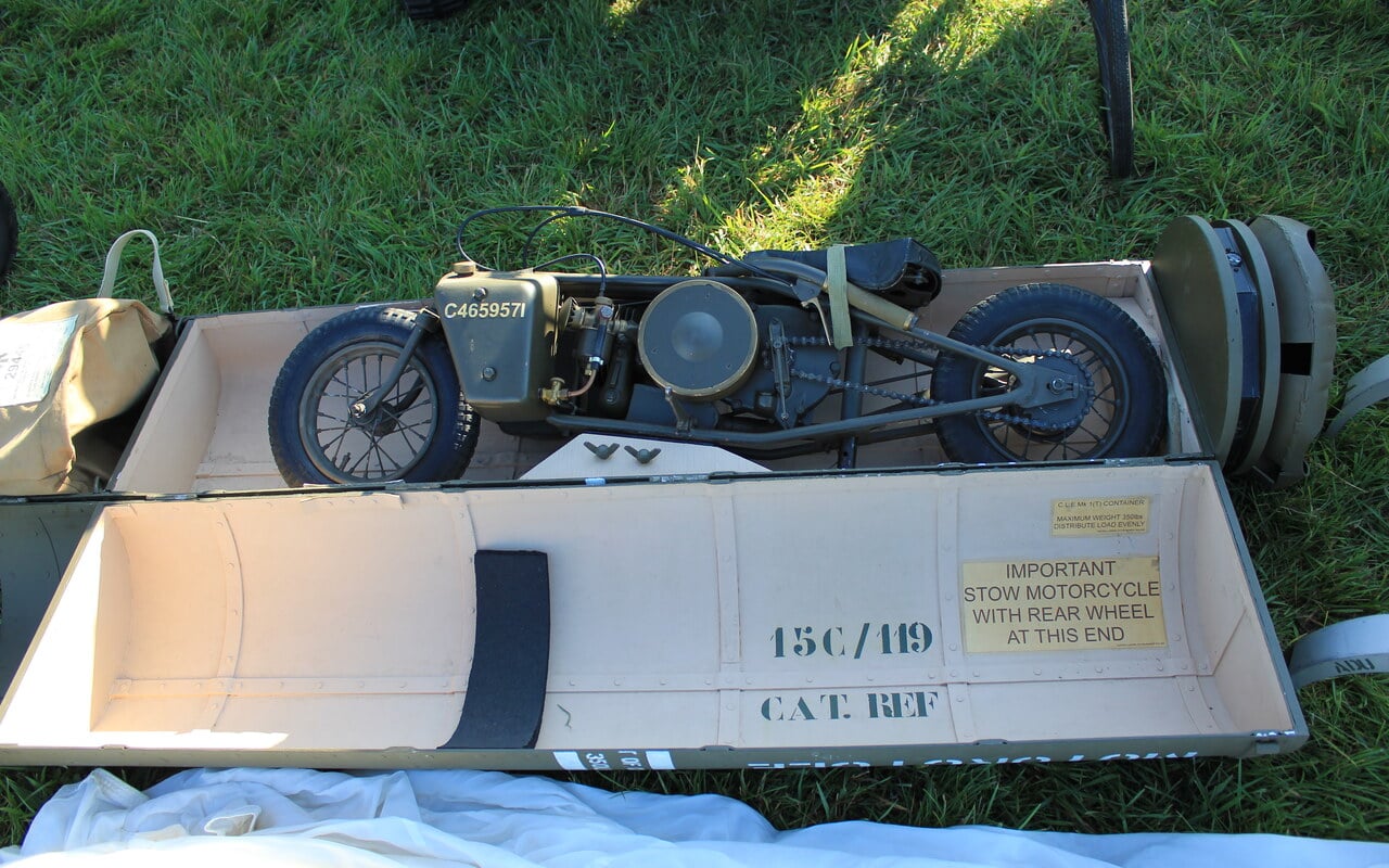 Cette moto de 32 kg et 98 cm3 pouvait tomber du ciel en parachute et être opérationnelle en 11 secondes chrono
