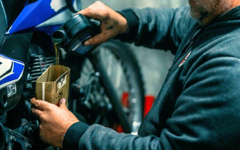 Huile moteur pour moto ancienne : on pensait que n'importe quelle viscosité SAE convenait, mais les homologations API et JASO racontent une tout autre histoire