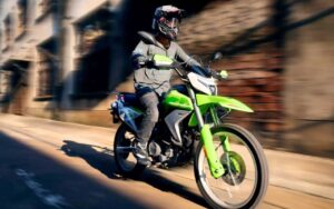 La CFMoto 250 Dual (249 cm3, 25 ch, 154 kg) attaque les Honda CRF300L et Kawasaki KLX300 par le prix, pas par la fiche technique
