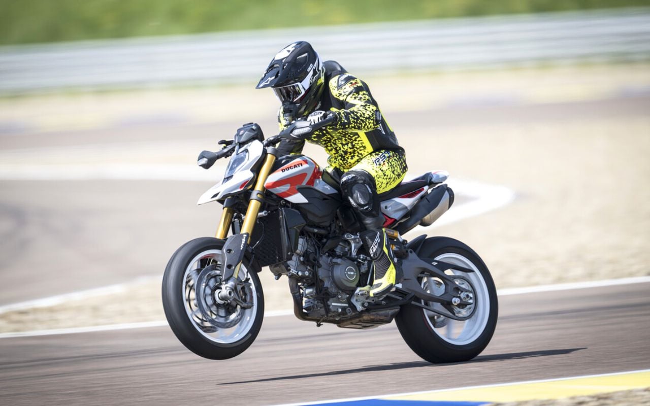 La Ducati Hypermotard V2 SP pulvérise trois records d'un coup et devient officiellement la Hypermotard la plus légère, la plus puissante et la plus rapide jamais produite