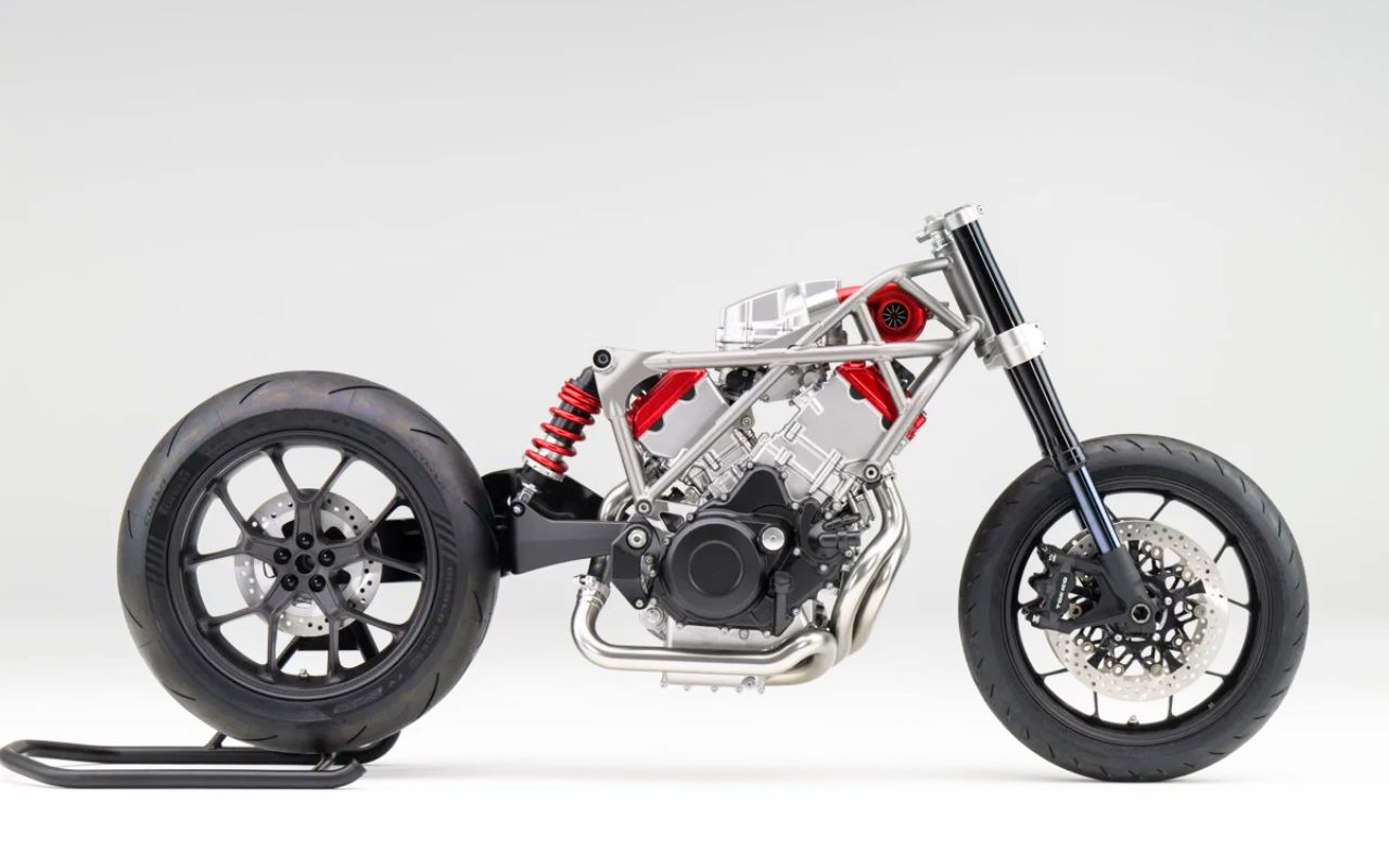 La Honda V3R 900 E-Compressor tombe le camouflage : sa version de route resterait très proche du concept suralimenté, d'après les images d'homologation