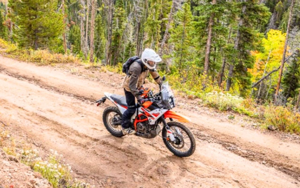La KTM 390 Adventure R vient de boucler près de 4 000 km en 5 jours : 176 kg, 44 ch et 7 000 $ pour tenir ce rythme sans fléchir