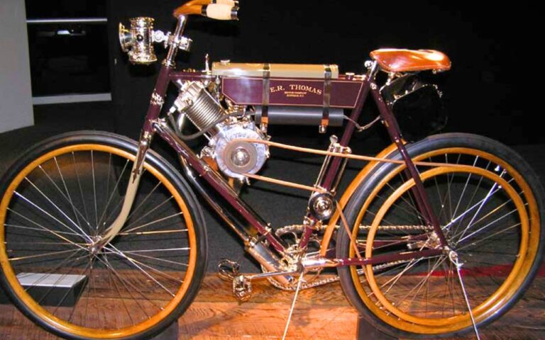 La première moto de l'histoire n'est pas la Daimler de 1885 : dès 1867, Sylvester Roper inventait son vélocipède à vapeur, avant de mourir à 65 km/h sur sa propre machine