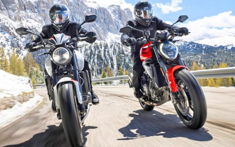 La Triumph Trident 800 (115 ch, 198 kg) coiffe la Ducati Monster+ (111 ch, 186 kg) dans les Alpes grâce à 4,4 L/100 contre 5