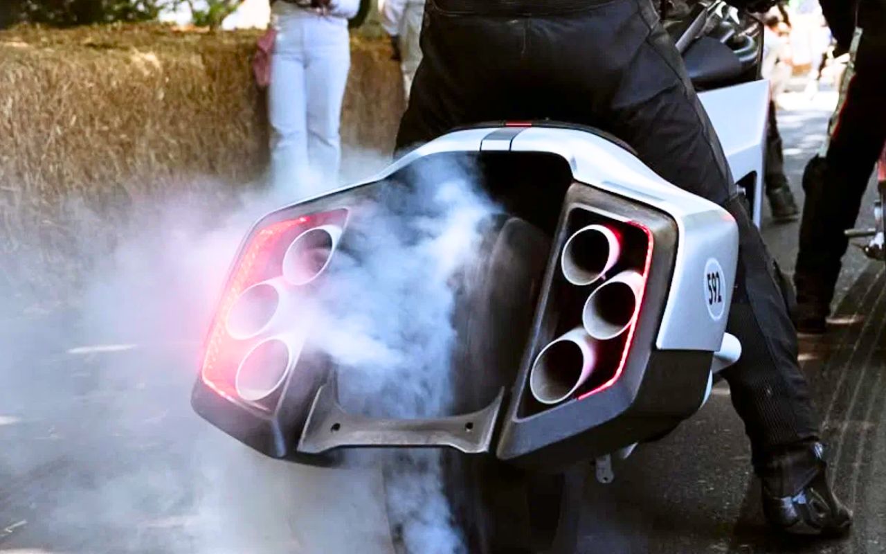 Le concept BMW K18 Vision et son six-cylindres de près de 1 800 cm³ ont atteint 130 dB à Goodwood, l'équivalent d'un coup de fusil