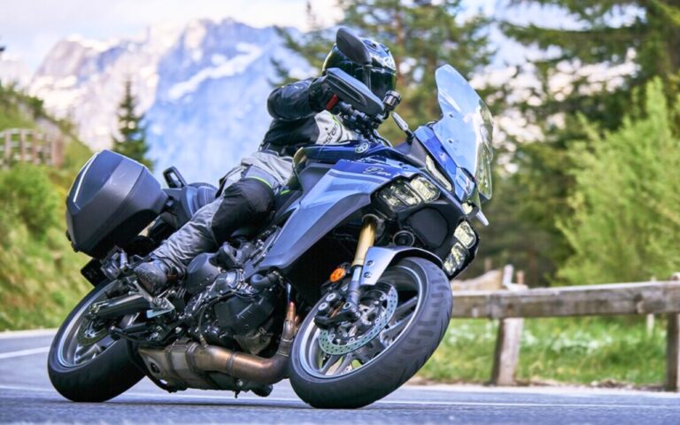 Le contre-braquage fait vraiment virer une moto, et presque tous les motards le pratiquent déjà sans jamais s'en rendre compte
