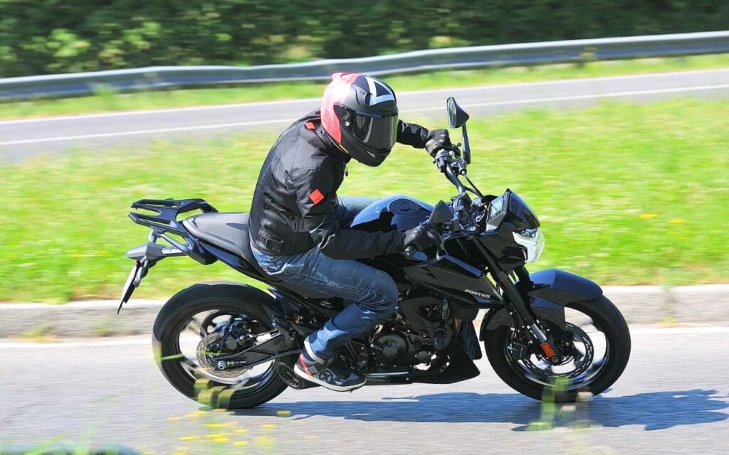 Les grandes marques tenaient le marché du 125 roadster, puis la Zontes ZT125Z2 est arrivée avec 14,6 ch, l&rsquo;ABS et un prix canon
