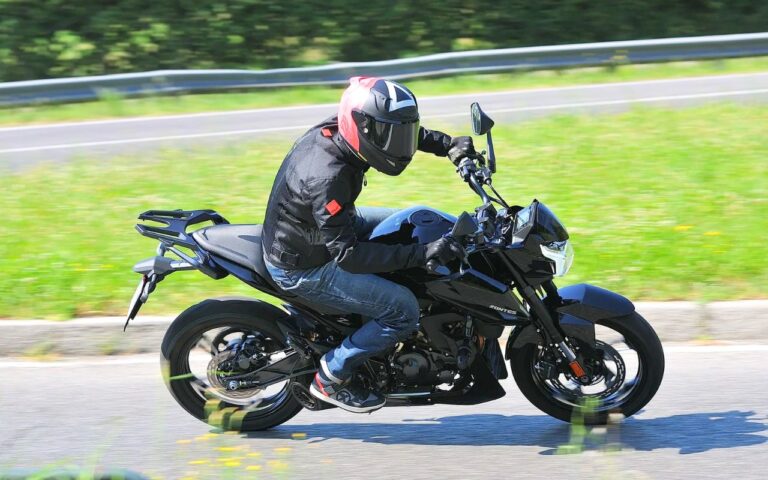 Les grandes marques tenaient le marché du 125 roadster, puis la Zontes ZT125Z2 est arrivée avec 14,6 ch, l'ABS et un prix canon
